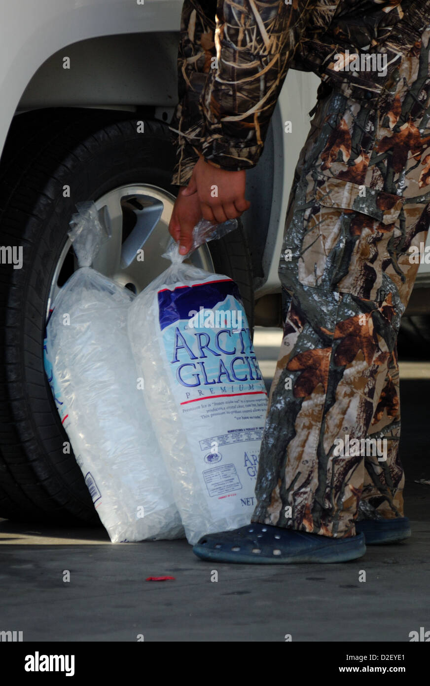 Cacciatore dei cervi acquisto dei sacchetti di ghiaccio per il suo scambiatore di calore a Llano Texas Foto Stock