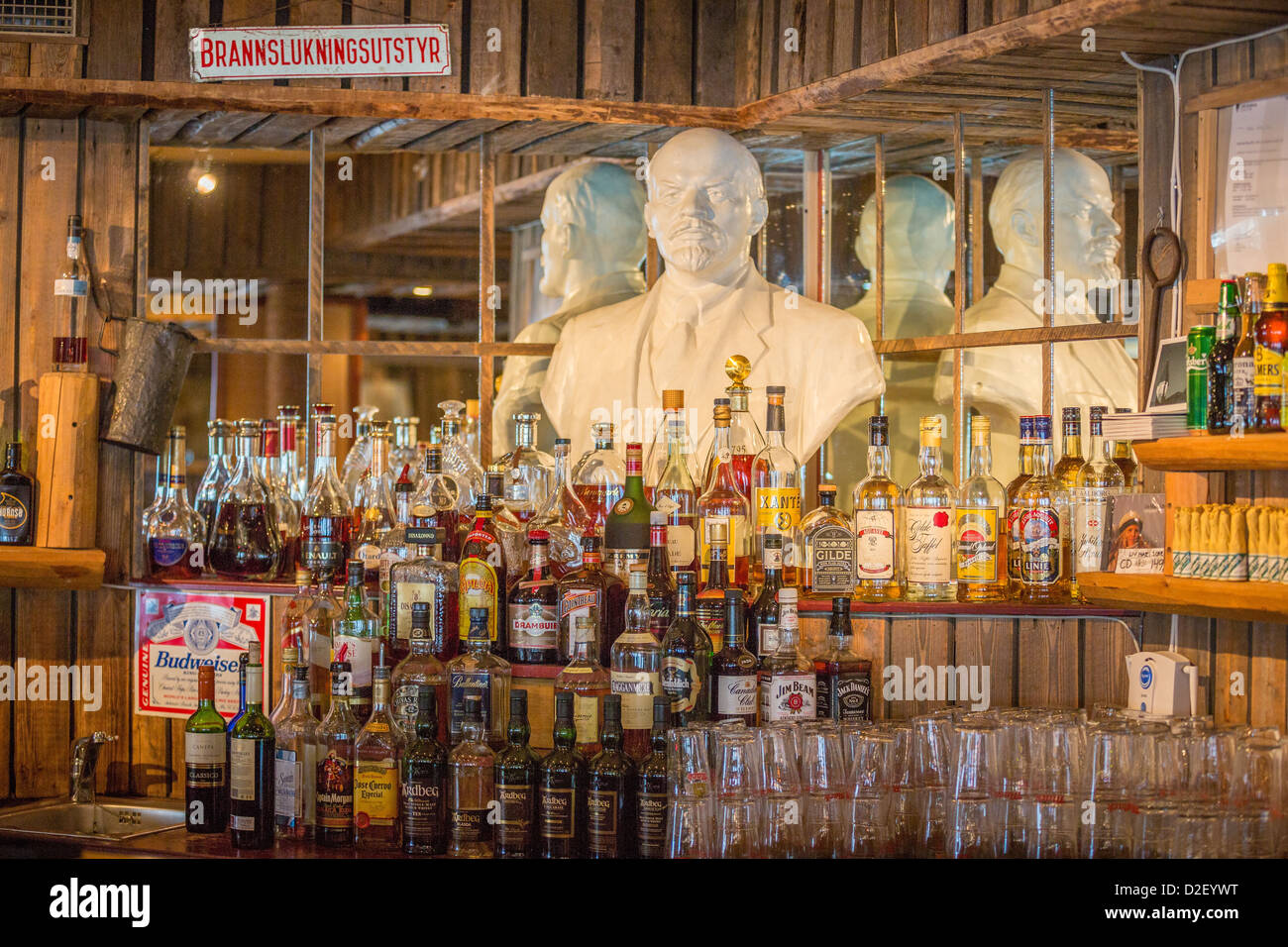 Bar locale con la statua di Vladimir Lenin nel villaggio di Longyearbyen, Svalbard, Norvegia Foto Stock
