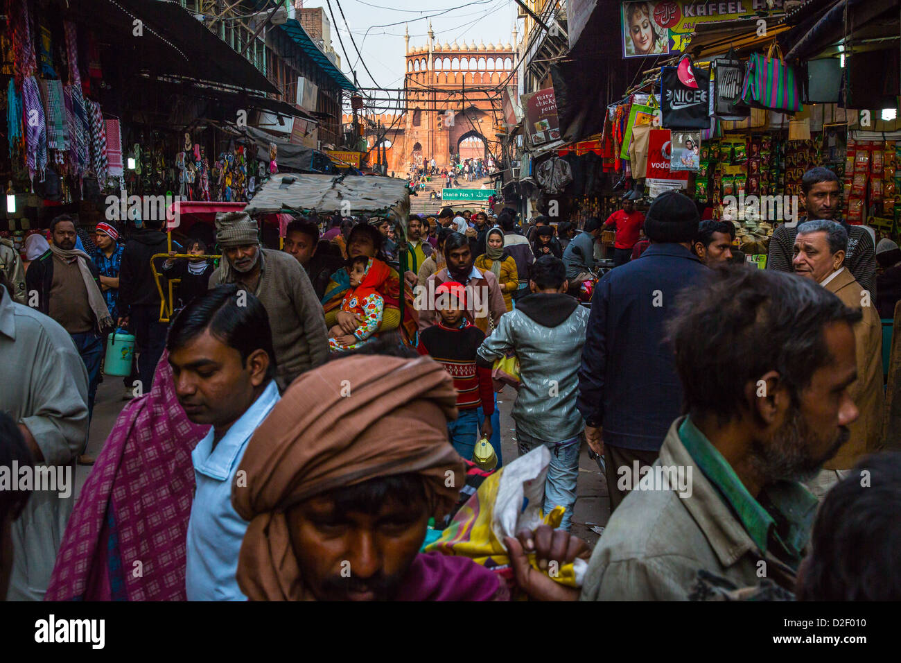 Strada stretta nella Vecchia Delhi, India Foto Stock