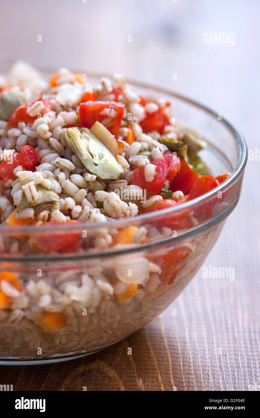 Insalata di orzo perlato, pomodori e carciofi. Fattoria Poggio Alloro, San Gimignano, Toscana, Italia. Foto Stock