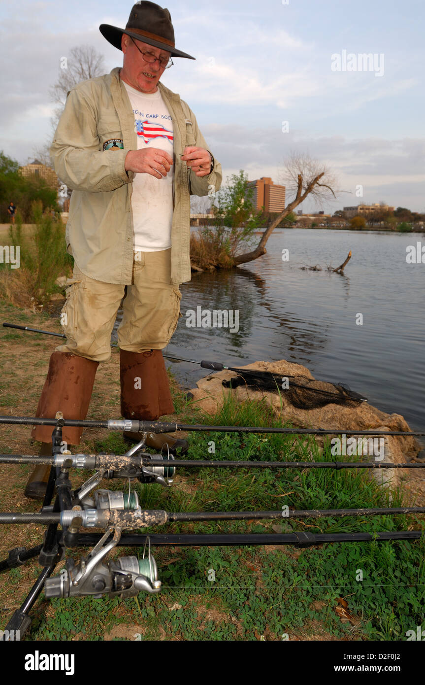 L'uomo la pesca di carpe al Lago Lady Bird, Austin in Texas Foto Stock