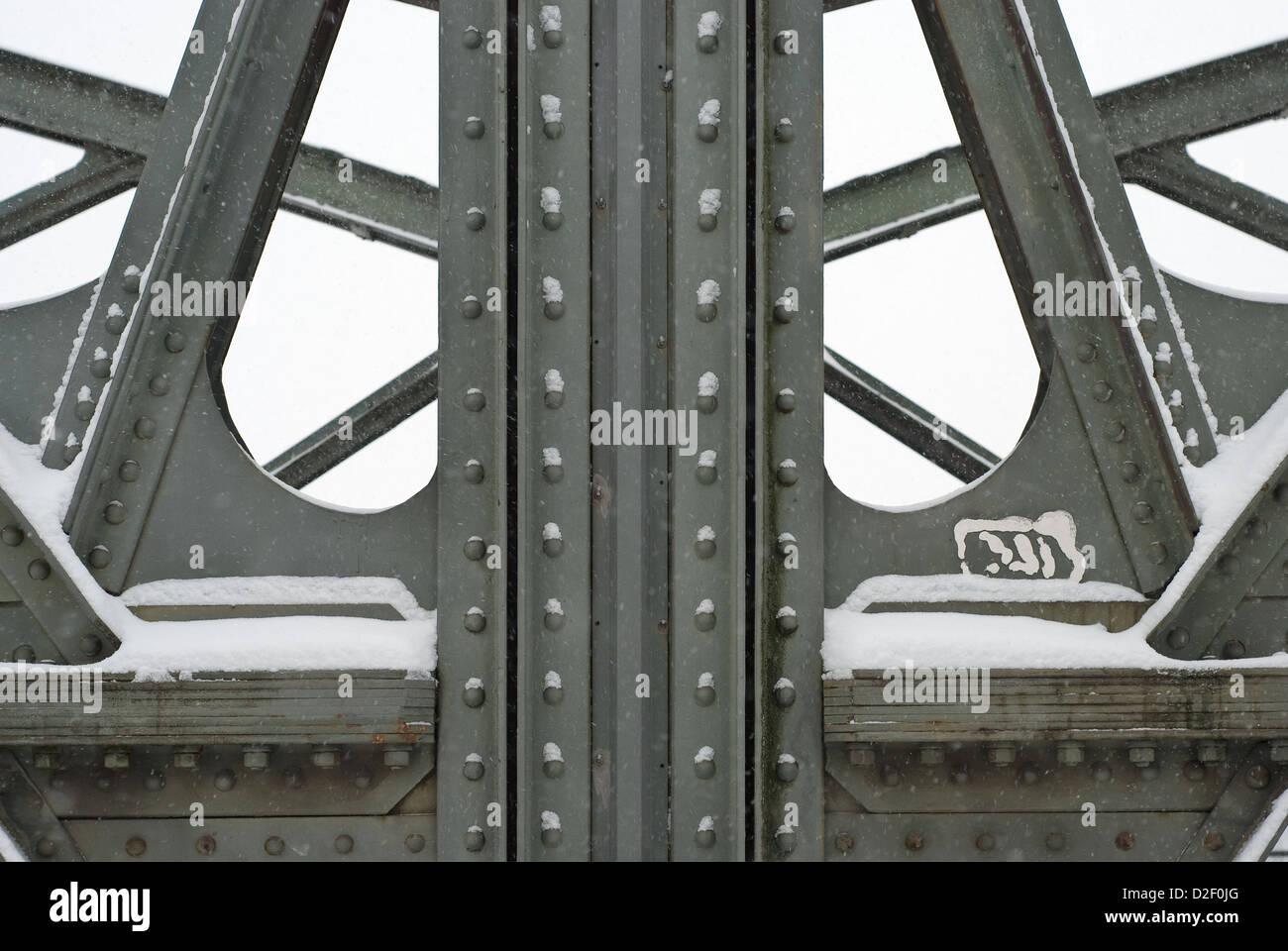 Travature metalliche su un ponte Foto Stock