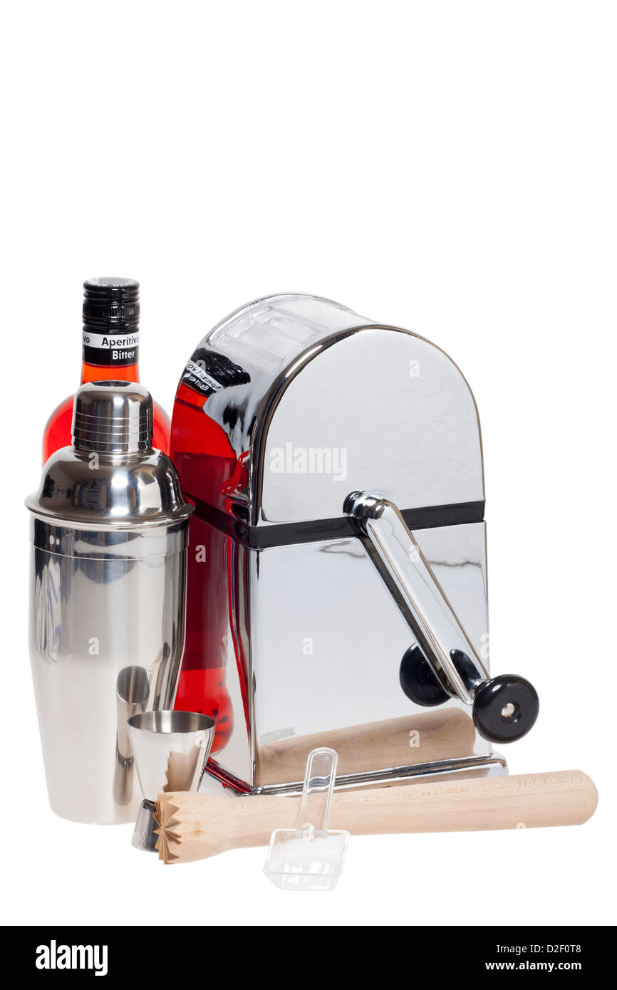 Accessori per cocktail bar di tritaghiaccio, shaker, bicchieri dosatori e  pestello di legno Foto stock - Alamy