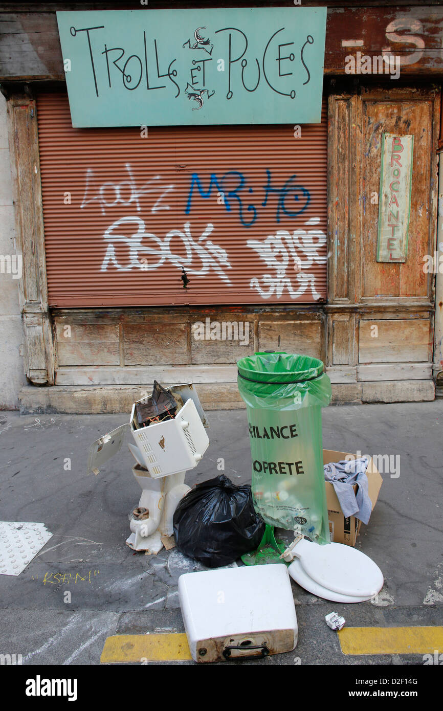 Negozio chiuso e indesiderata di Parigi. La Francia. Foto Stock