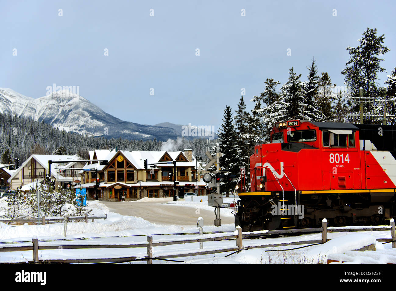 Un Canadian National treno merci presso un passaggio a livello nella cittadina di Jasper Foto Stock