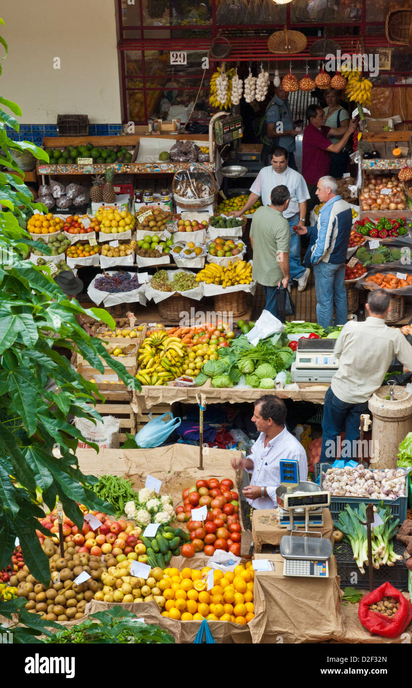 Mercado dos Lavradores il mercato coperto per i produttori di frutta isola Funchal Madeira Portogallo UE Europa Foto Stock