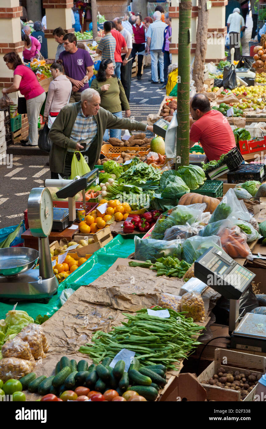 Mercado dos Lavradores il mercato coperto per i produttori di frutta isola Funchal Madeira Portogallo UE Europa Foto Stock