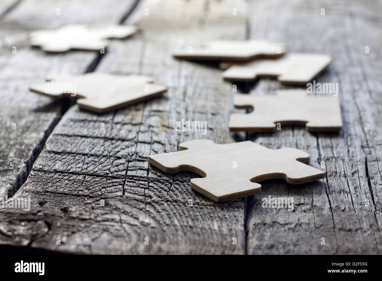 Puzzle su assi di legno team business concetto astratto Foto Stock