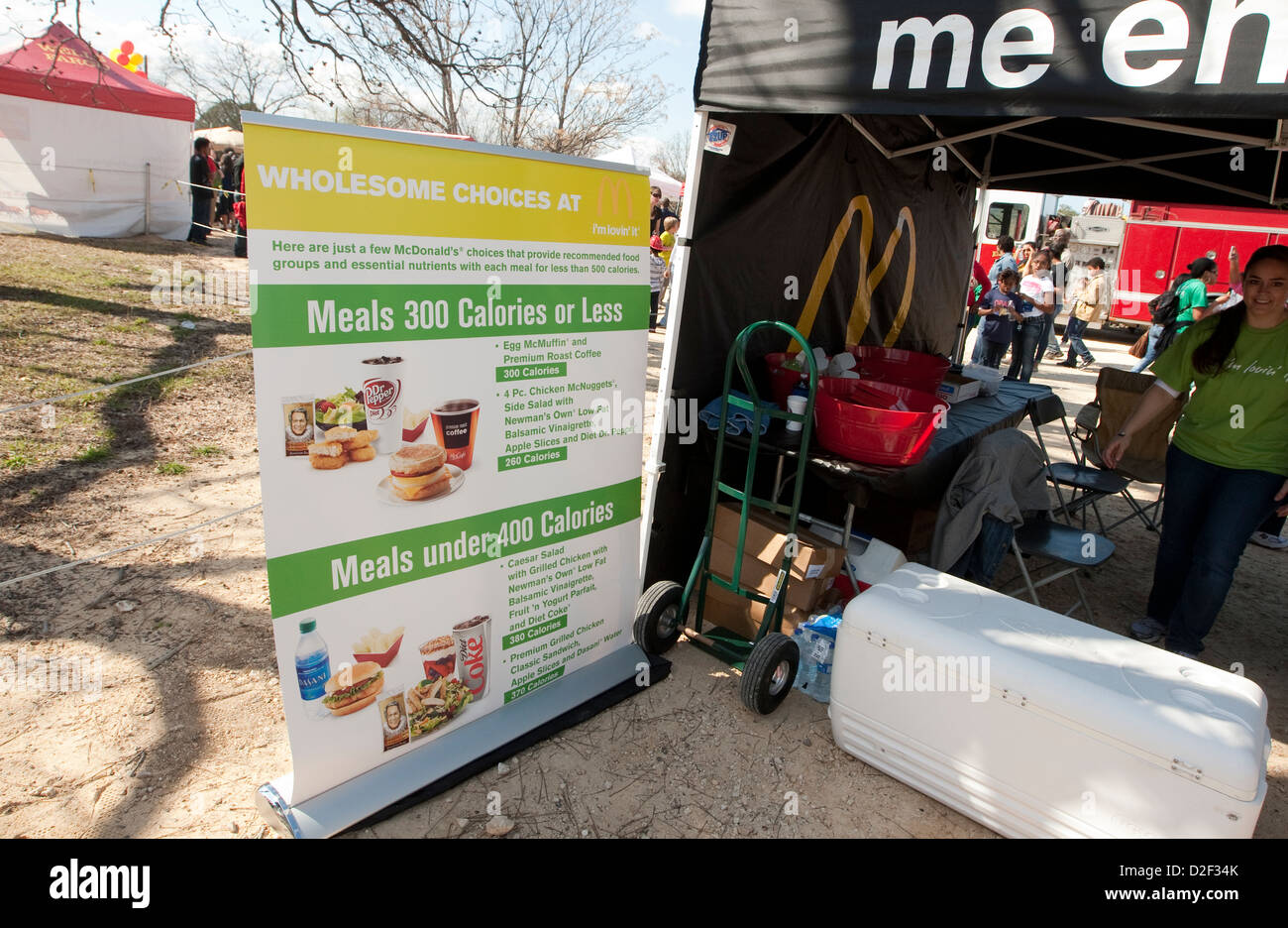 Ristorante McDonalds istituito presso outdoor MLK festival di Austin in Texas include un cartello bilingue con un basso contenuto calorico opzioni Foto Stock