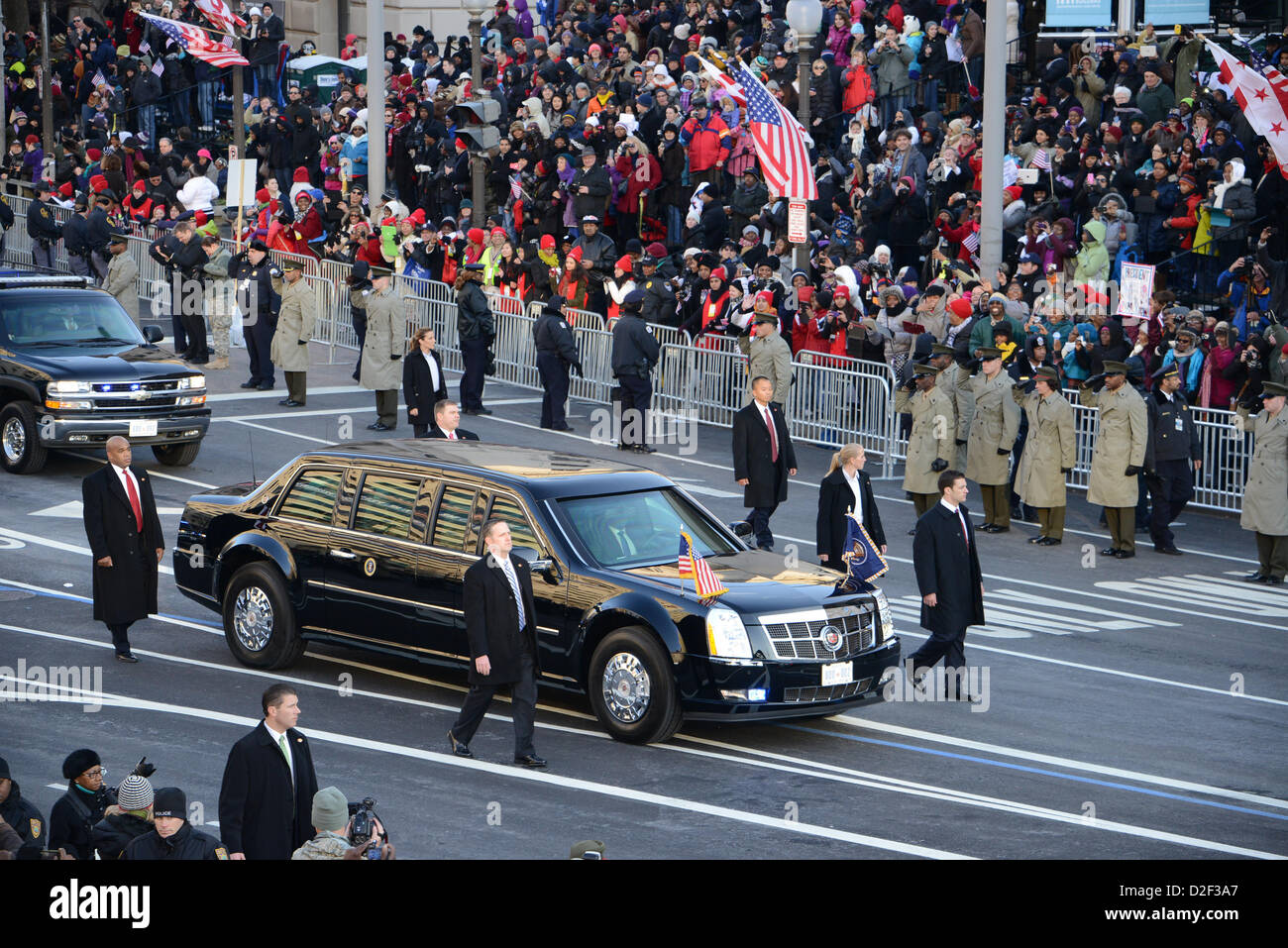 La limousine che trasportano il Presidente Barack Obama fa strada giù per la Pennsylvania Avenue durante la 57th inaugurazione presidenziale parade Gennaio 21, 2013 a Washington, DC. Foto Stock