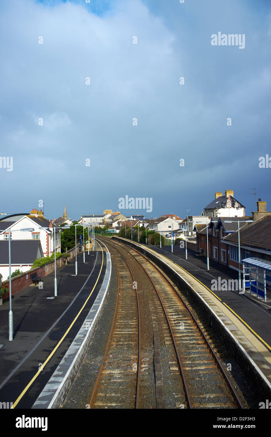 Castlerock stazione ferroviaria con le piattaforme di vuoto nella Contea di Londonderry Irlanda del Nord Foto Stock
