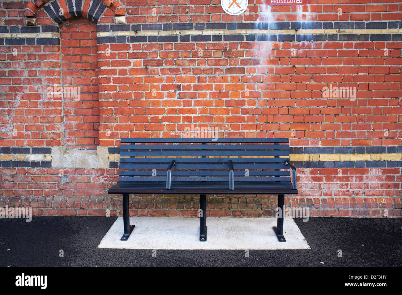 Banco di vuoto alla stazione ferroviaria Foto Stock