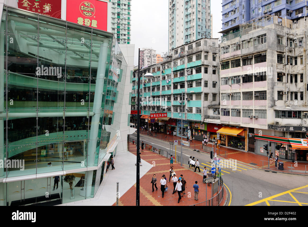 Hong Kong, Cina, esclusivo centro commerciale e fatiscenti edifici residenziali Foto Stock