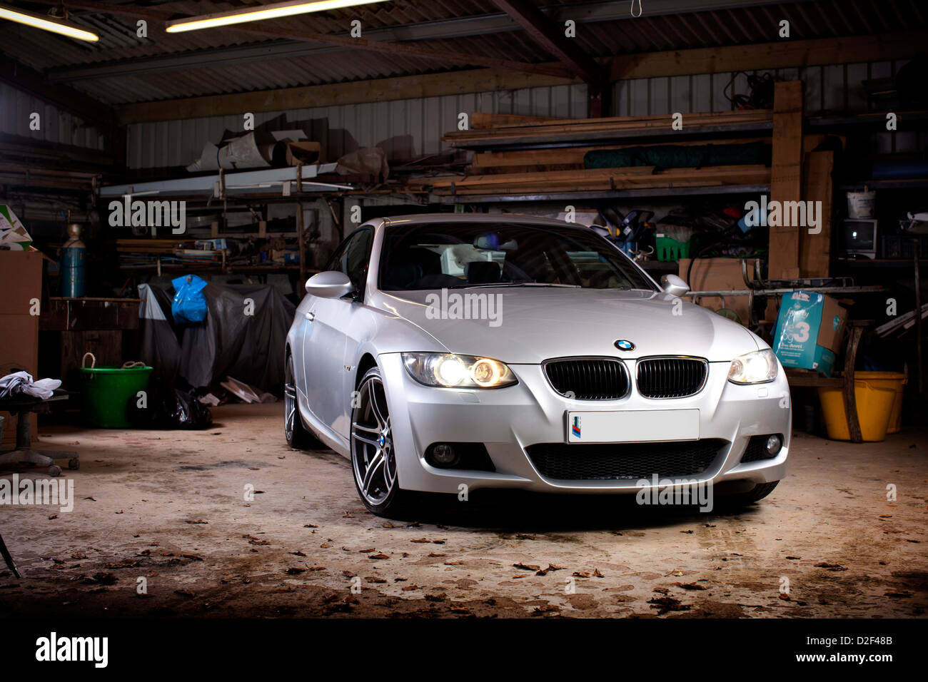 Argento BMW 3 Series 2 litro litro motore diesel auto in un garage. Foto Stock