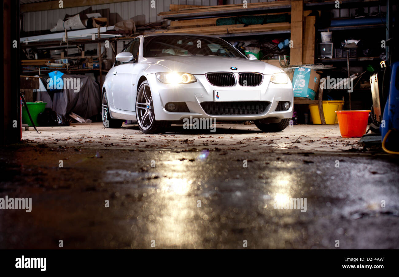 Argento BMW 3 Series 2 litro litro motore diesel auto in un garage. Foto Stock