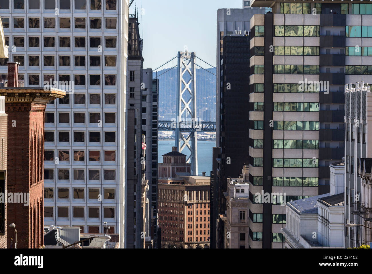 San Francisco Downtown torri con il Bay Bridge in background. Foto Stock