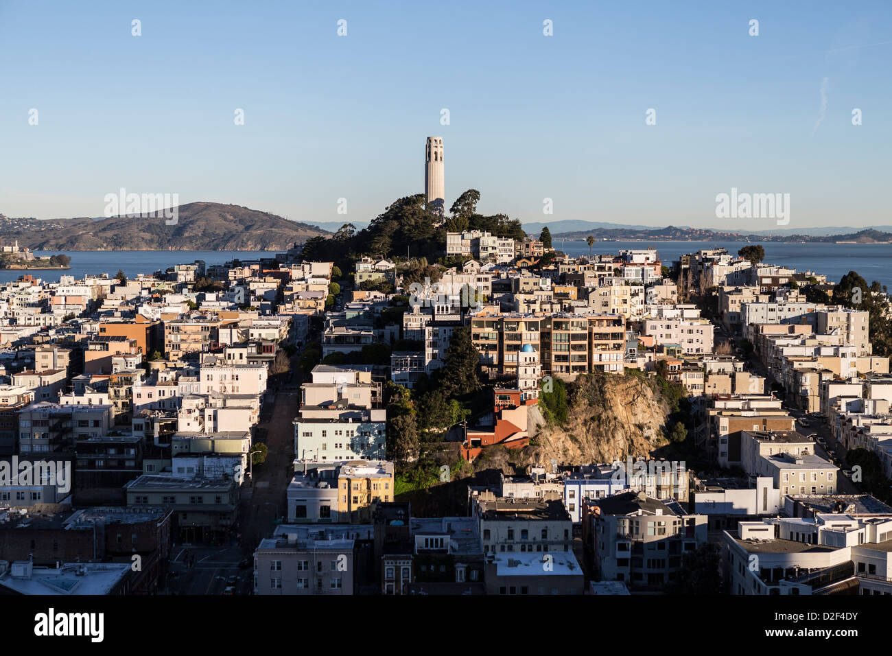 La mattina presto luce sul Telegraph Hill e la Torre Coit Park di San Francisco, California. Foto Stock