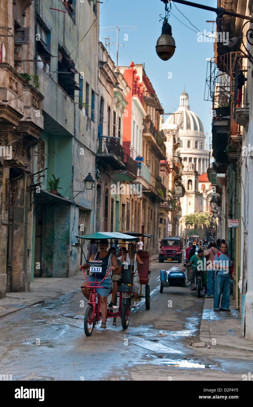 Un Bicitaxi o Biciclette Risciò Taxi su Calle Brasile, con Capitolio edificio dietro, Habana Vieja, Havana, Cuba, Caraibi Foto Stock