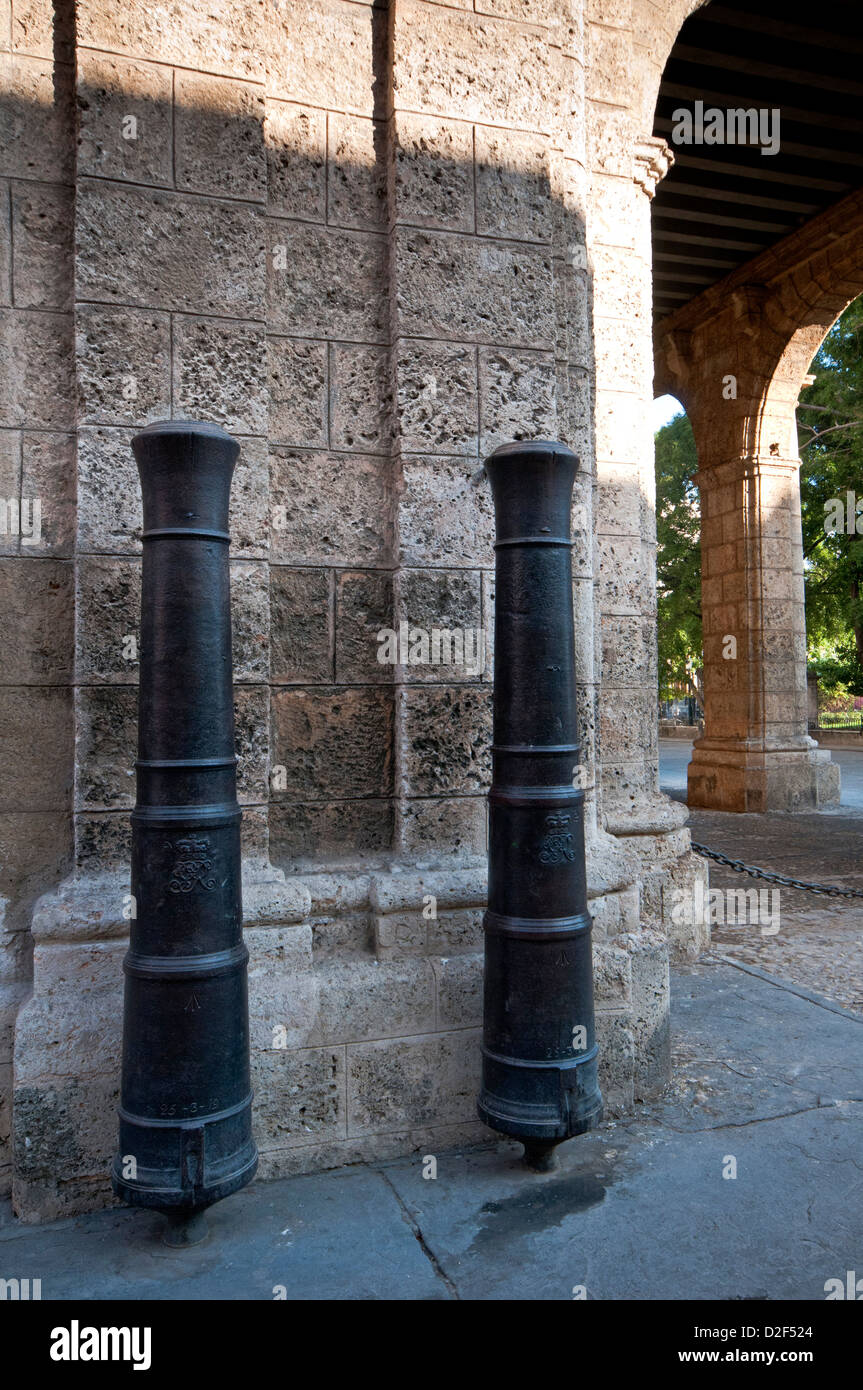 Canon barili, esterno del Palacio de los Capitanes Generales, Plaza de Armas, la Habana Vieja, Havana, Cuba, Caraibi Foto Stock