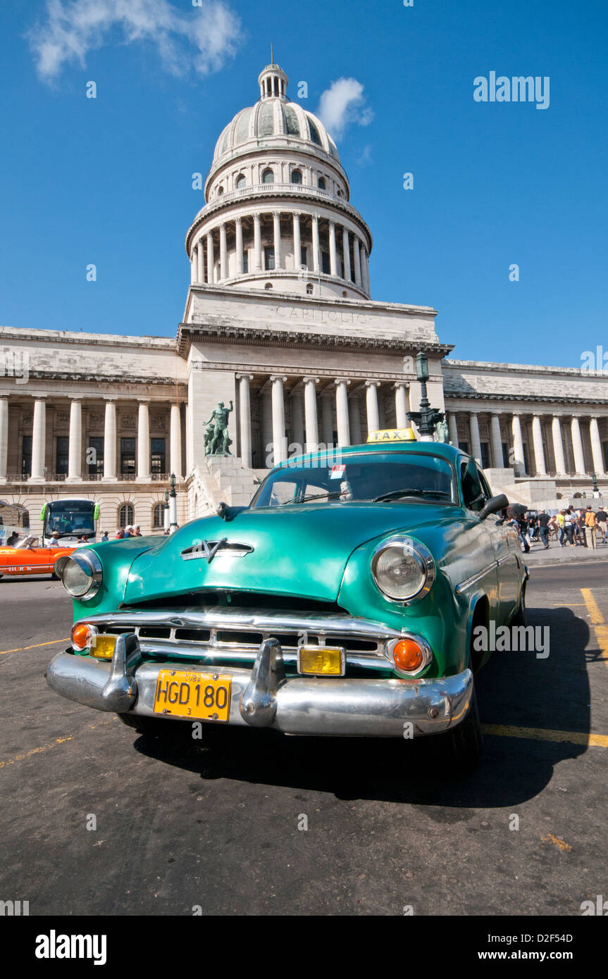 Classic American Dodge otto auto nella parte anteriore del Capitolio Building, Habana Vieja, Havana, Cuba, Caraibi Foto Stock