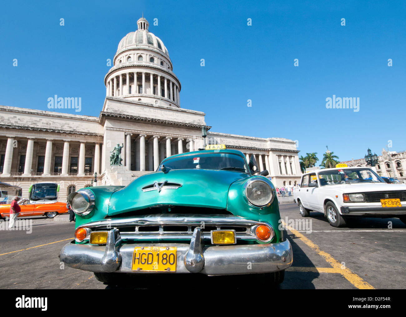 Classic American Dodge otto auto nella parte anteriore del Capitolio Building, Habana Vieja, Havana, Cuba, Caraibi Foto Stock