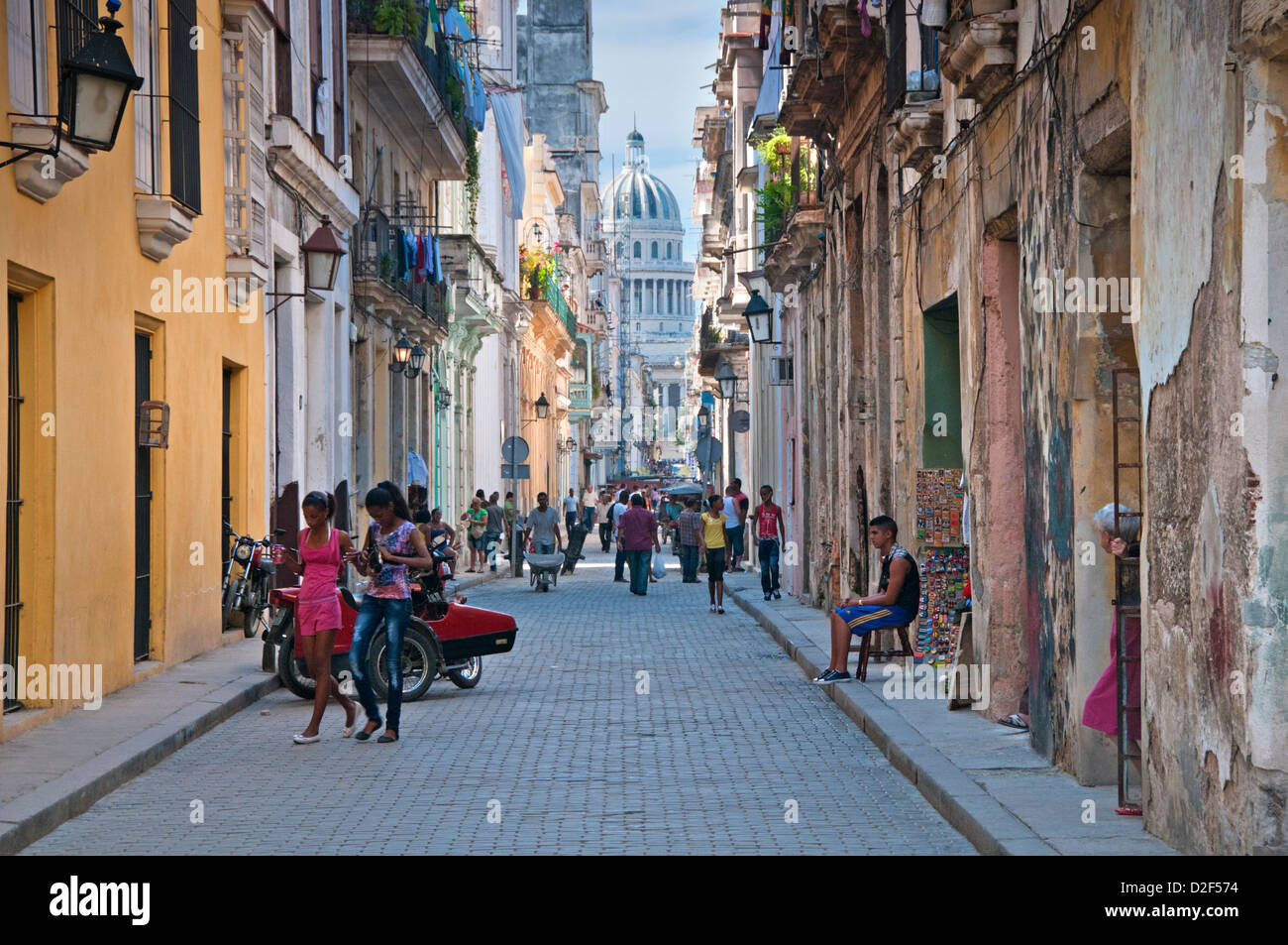 Scena di strada a l'Avana vecchia su Calle Brasile con Capitolio edificio dietro, Habana Vieja, Havana, Cuba Foto Stock
