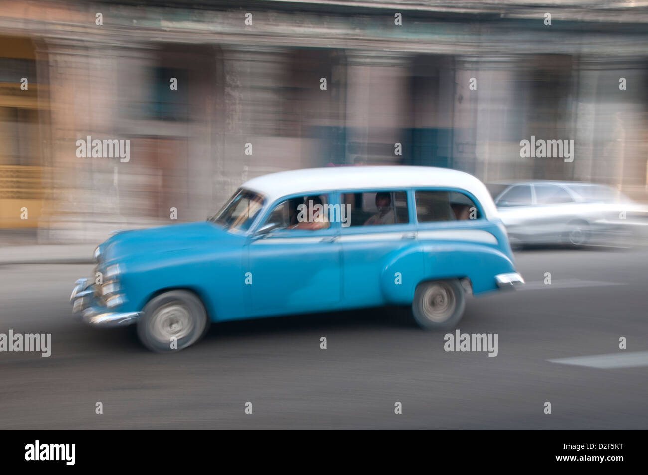 Locale uomini cubano guida in un classico americano auto su Peseo Del Prado, Centro Habana, Havana, Cuba Foto Stock