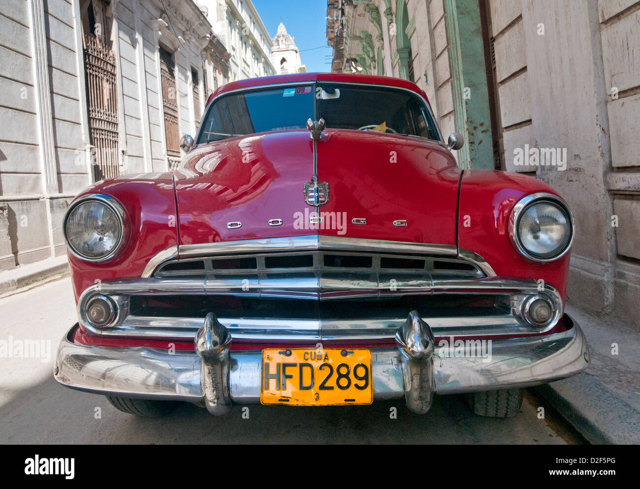 Rosso Americano degli anni cinquanta, Dodge auto classica su Calle Cuba, La Habana Vieja, Havana, Cuba Foto Stock