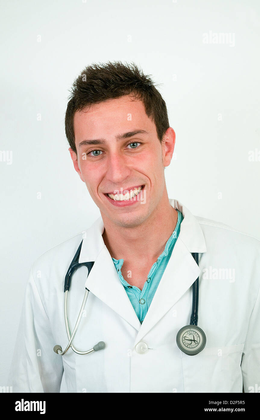 Ritratto di giovane medico tenendo uno stetoscopio, sorridente e guardando la telecamera. Foto Stock