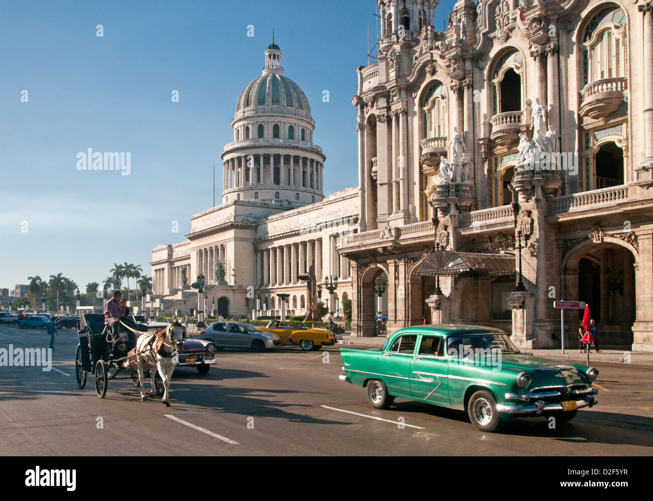 Classic anni cinquanta la vettura americana, il Capitolio Building & Gran Teatro de la Habana, Paseo de Marti, Habana Vieja, Havana, Cuba Foto Stock
