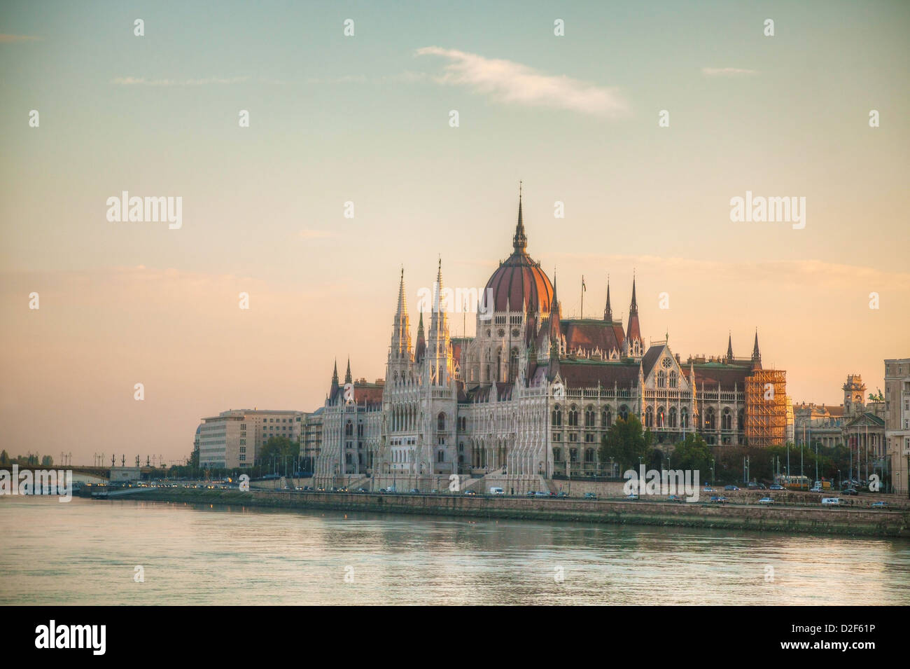 Ungherese edificio del Parlamento europeo a Budapest la mattina presto Foto Stock