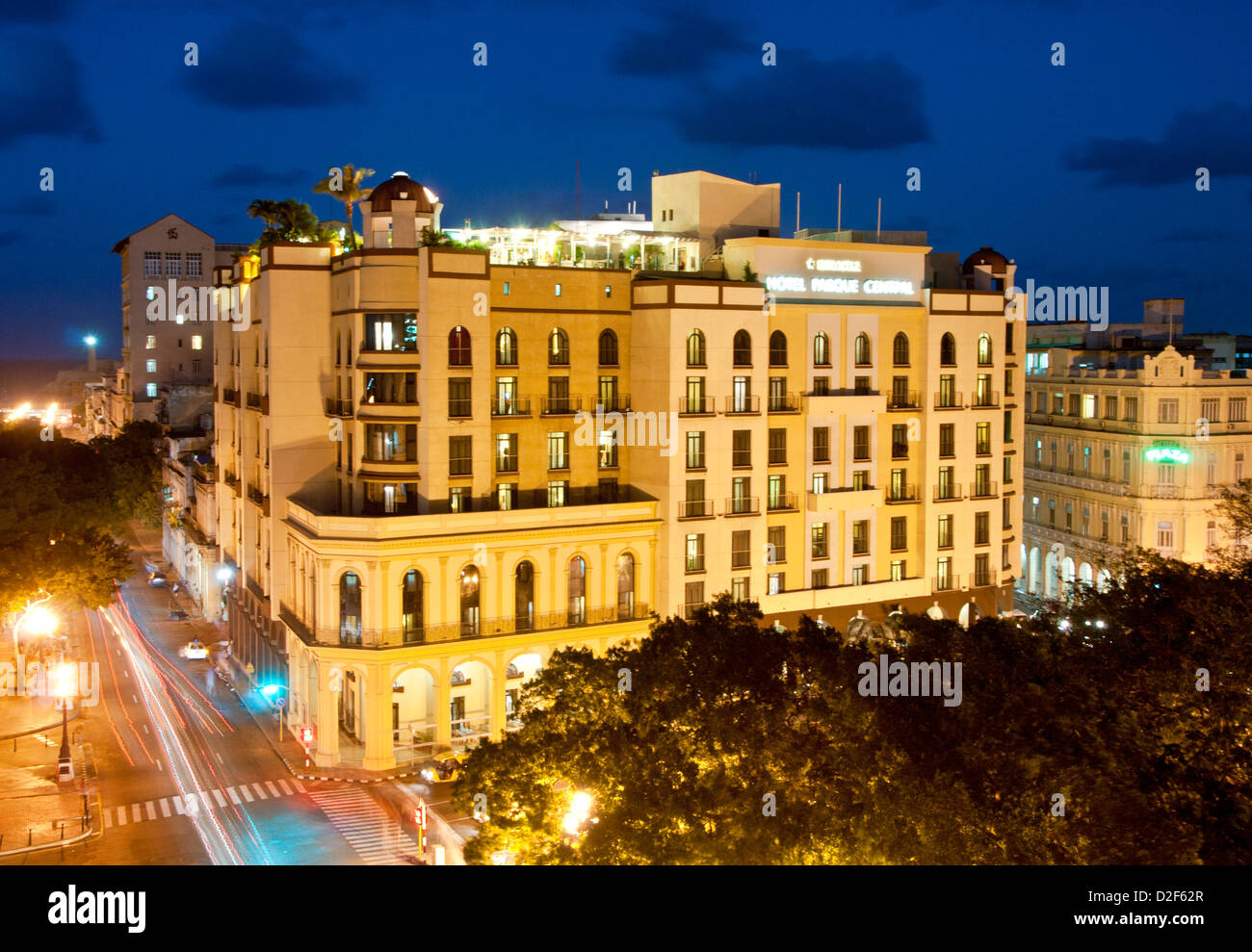 Parque Central Hotel e il Museo del Prado di notte da Hotel Angleterra Hotel sul tetto e Centro Habana, Havana, Cuba Foto Stock