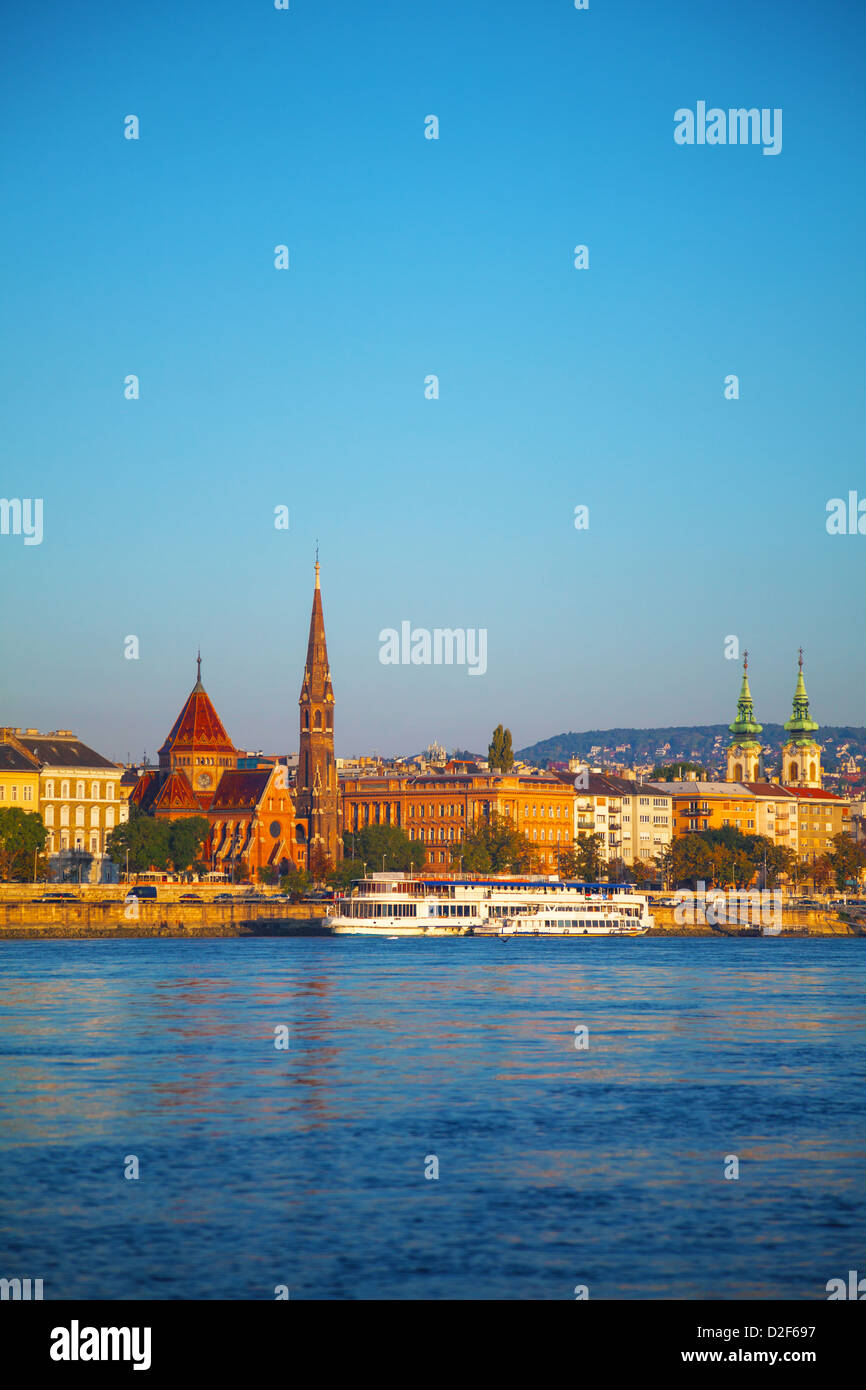 Vecchia panoramica di Budapest come visto dalla riva del Danubio Foto Stock