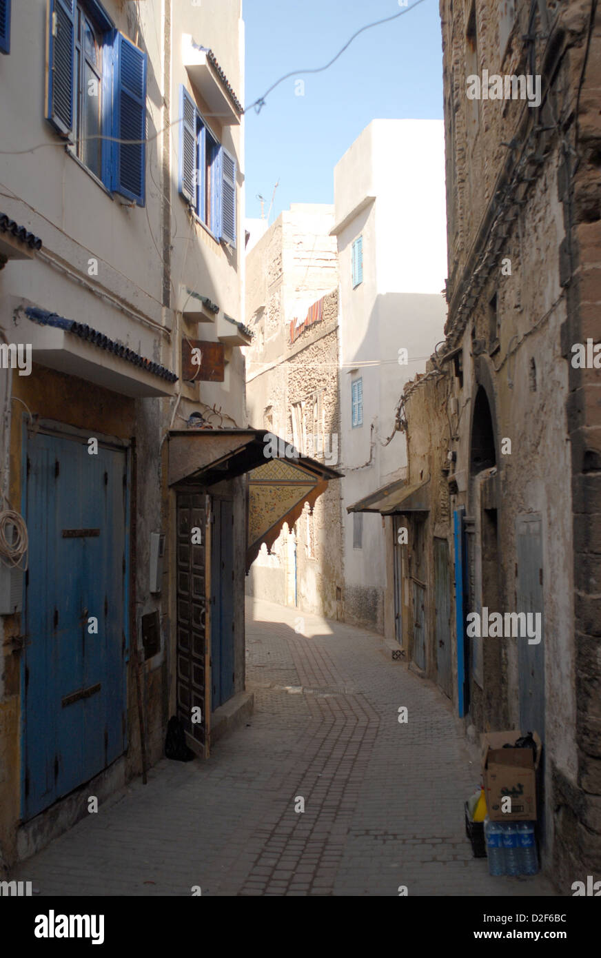 Shop portali in una strada della vecchia medina essaouira Foto Stock