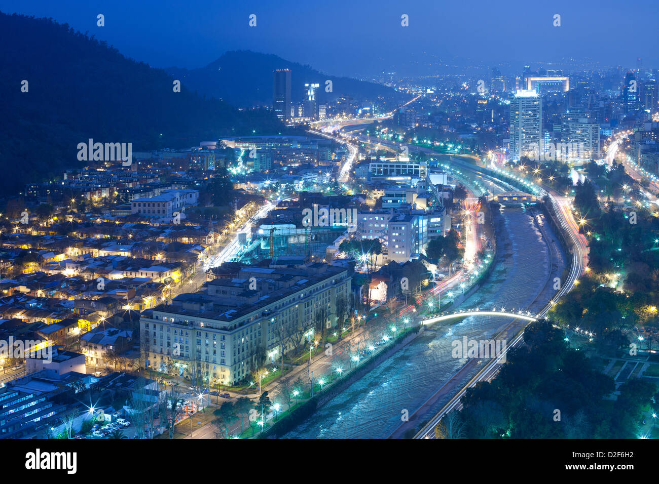 Vista notturna di Santiago de Cile verso la parte est della città Foto Stock