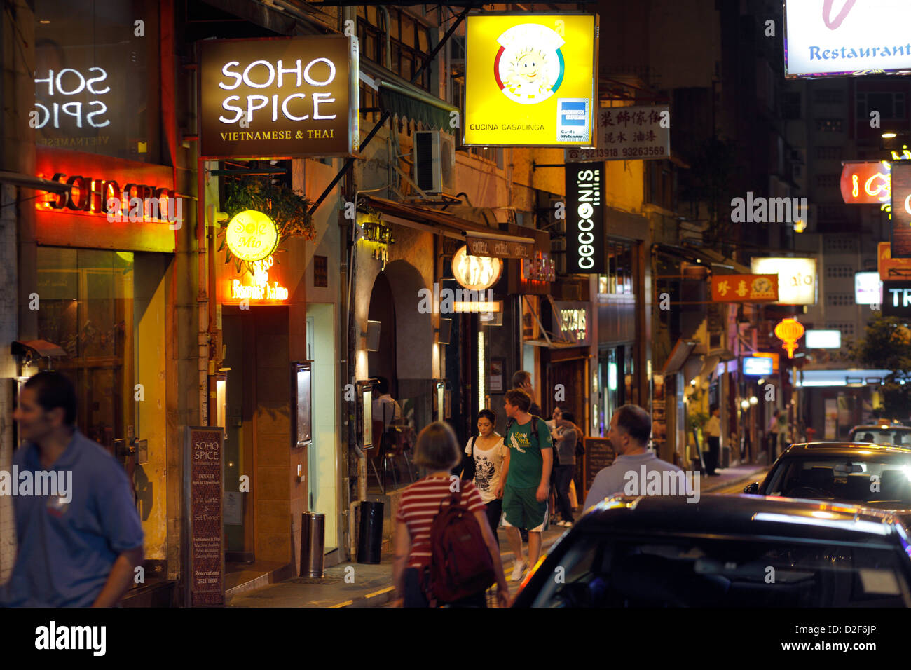 Hong Kong, Cina, il quartiere del divertimento di Hong Kong Central con insegne al neon Foto Stock