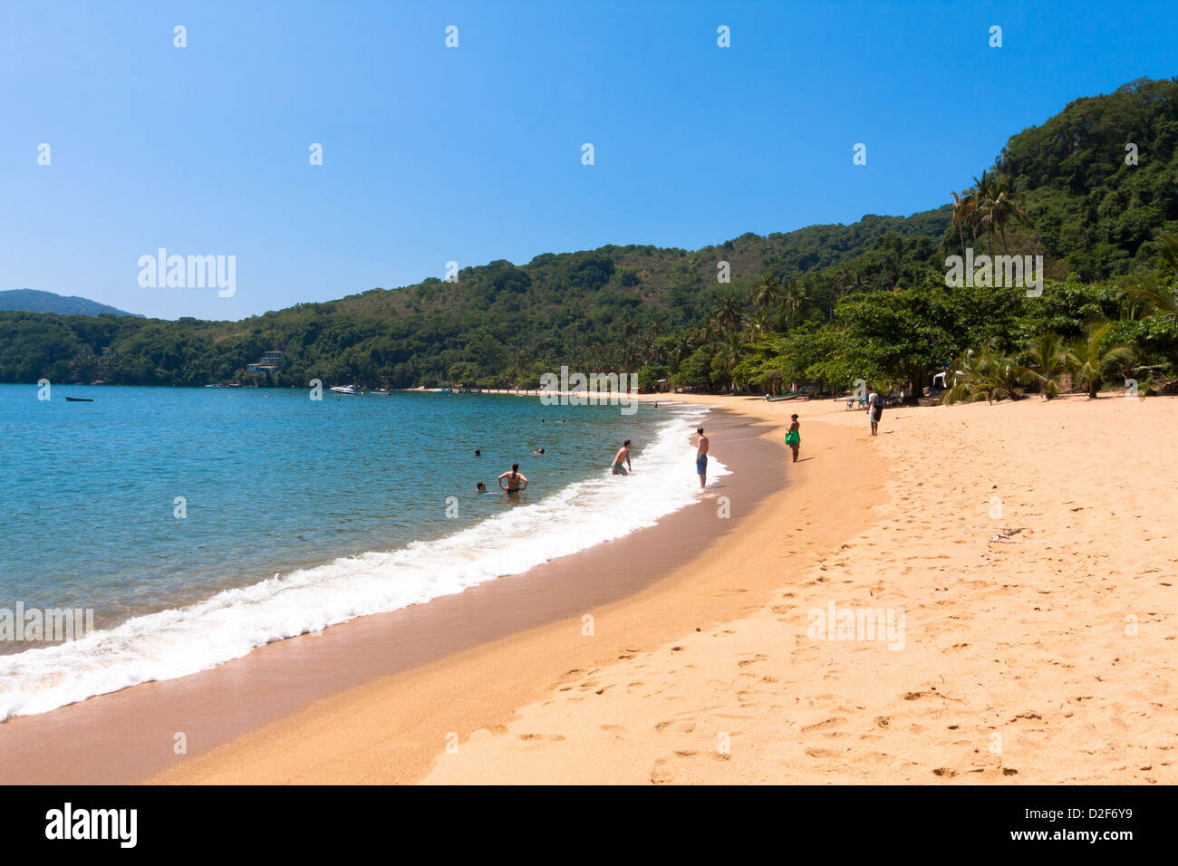 Beachgoers godono di una splendida giornata di sole su di una spiaggia di sabbia di Palmas, Enseada das Palmas, Ilha Grande Angra dos Reis, Stato di Rio de Janeiro, Brasile Foto Stock