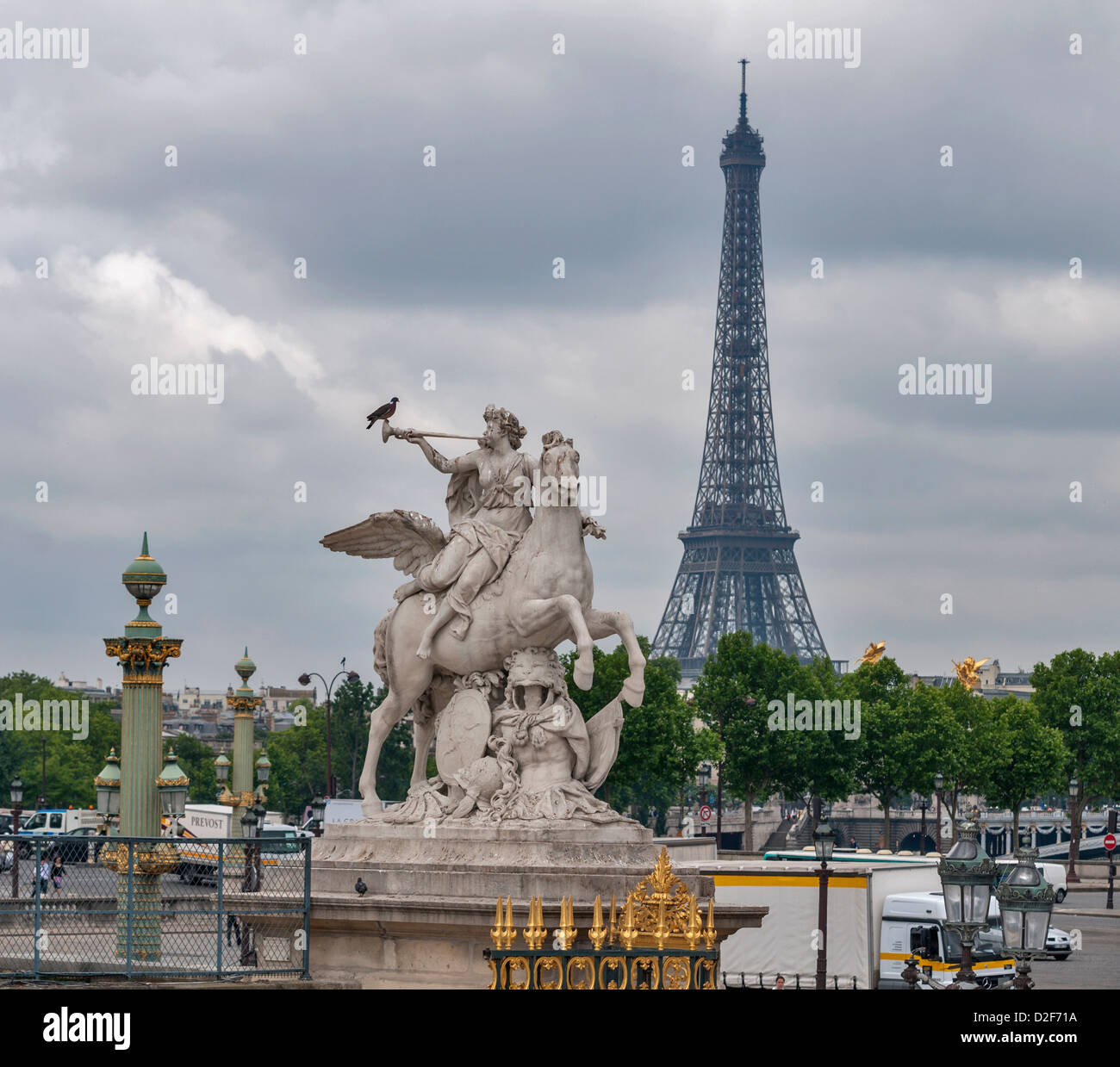 La scultura, Obelisco e Torre Eiffel dal Jardin des Tuileries di Parigi,Francia Foto Stock