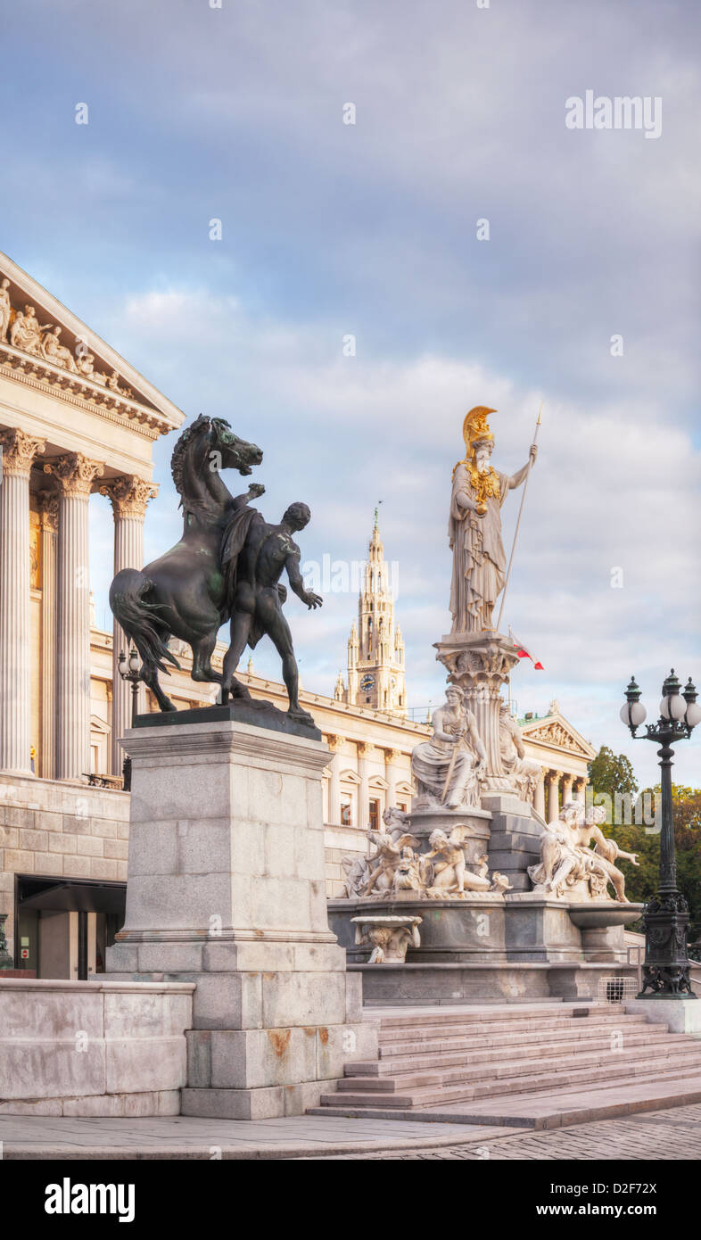 Statua di Athene davanti all' edificio del parlamento di Vienna al mattino Foto Stock