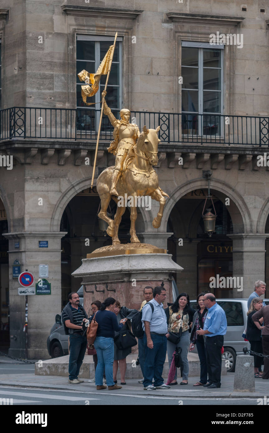Statua di Jean d'arco, Place des Pyramides, Parigi Foto Stock