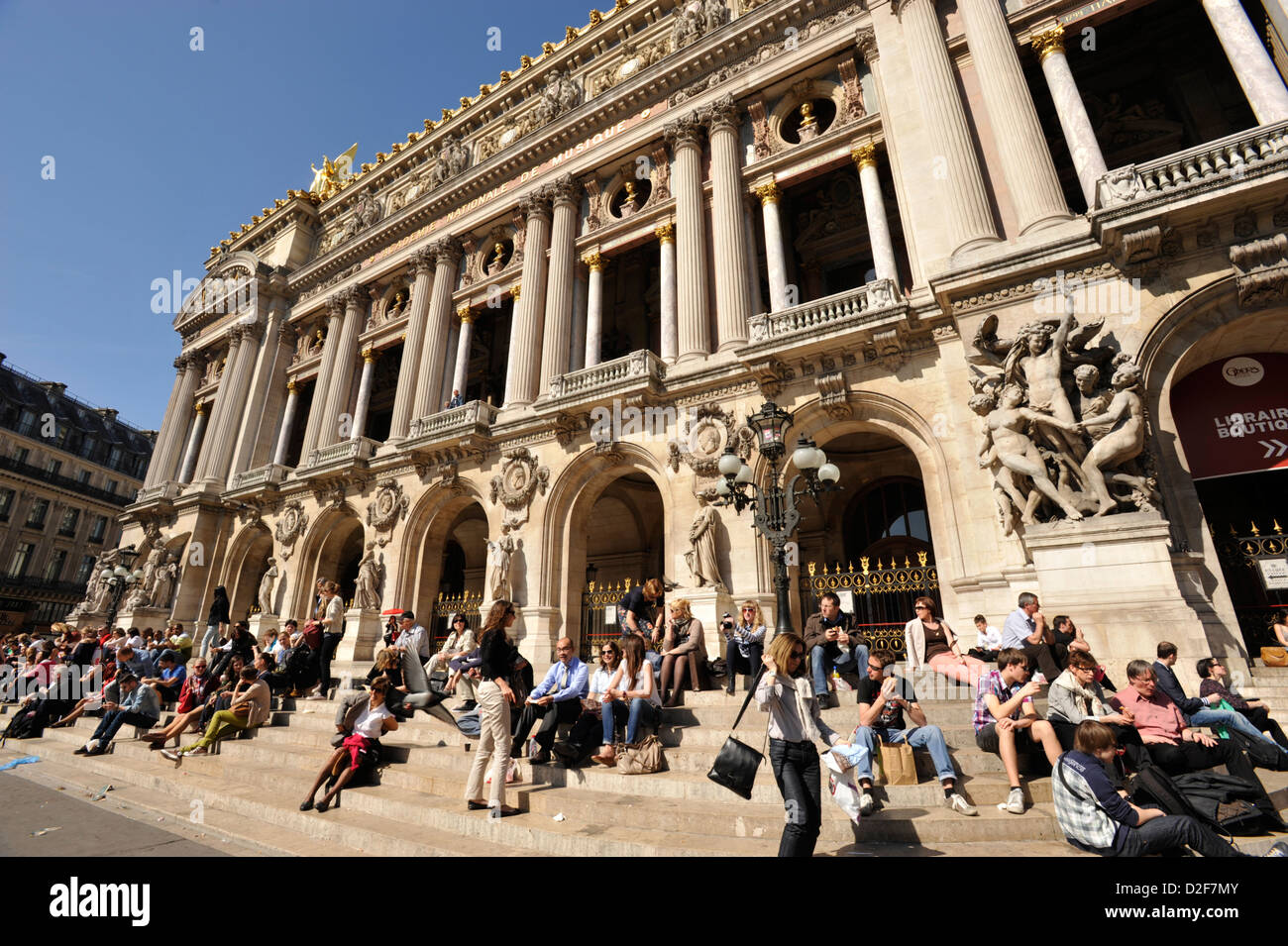 I turisti al di fuori del teatro dell'opera di Parigi Foto Stock