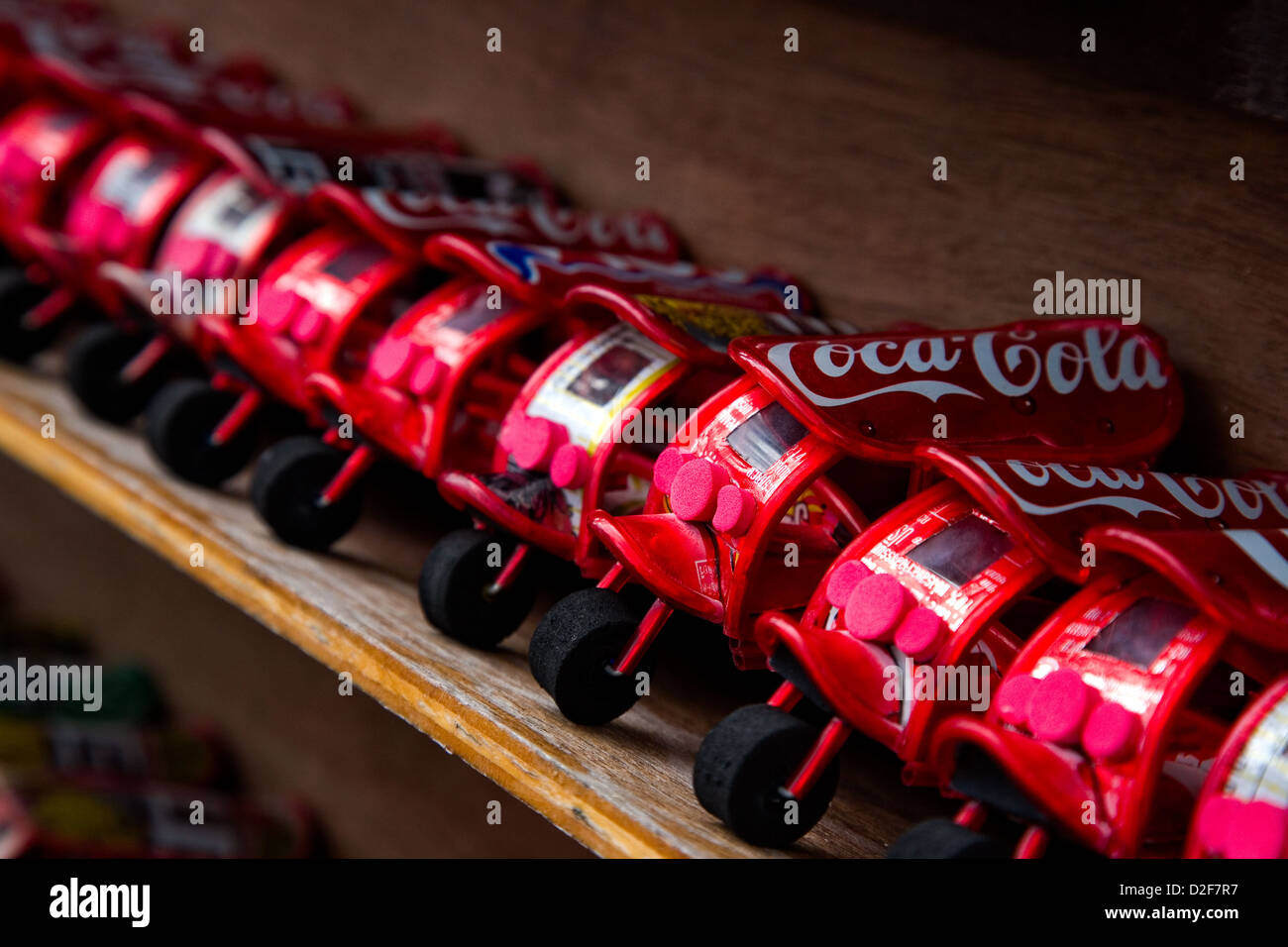 Tuk-Tuks souvenir fatti da lattine di coca cola Foto Stock
