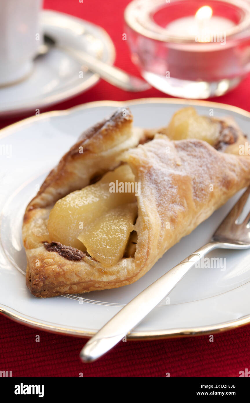 Pasta sfoglia con pere, un cioccolato noccioletta e noci. Foto Stock