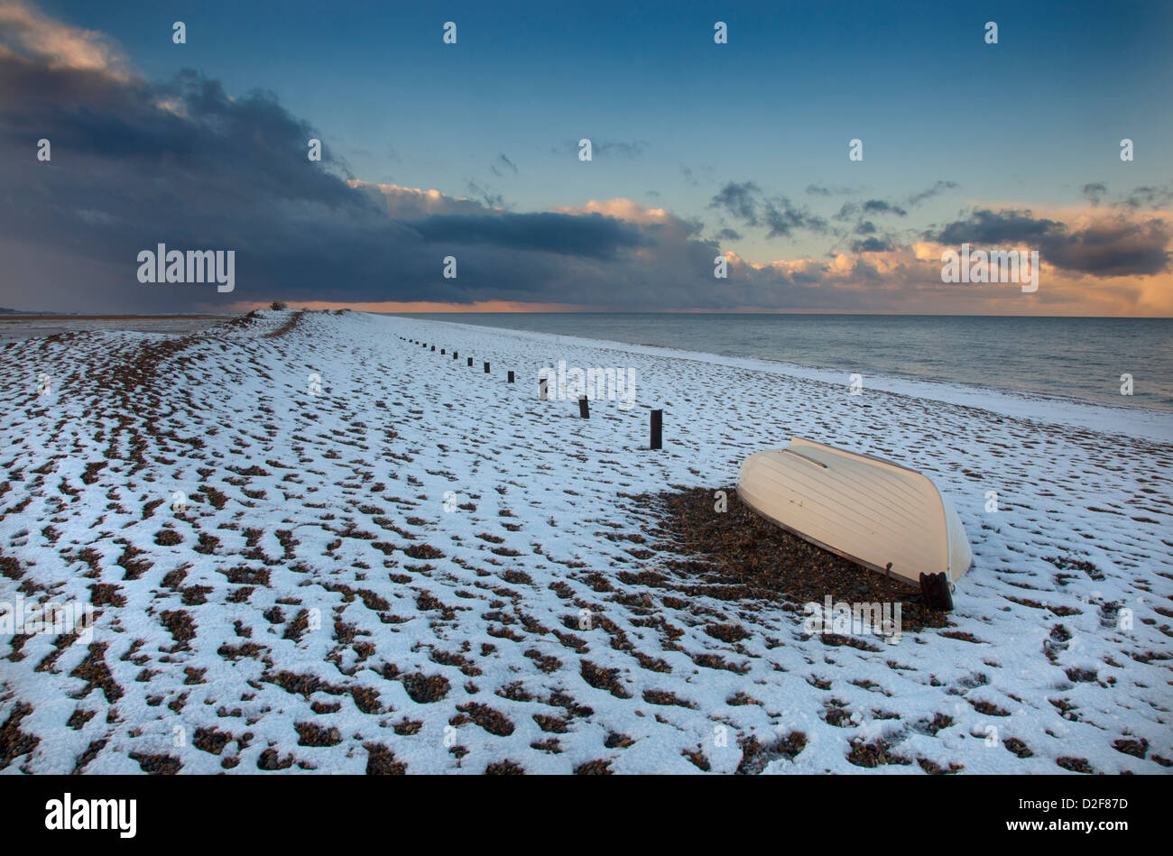 Spiaggia a Salthouse sulla costa di Norfolk in inverno la neve Foto Stock