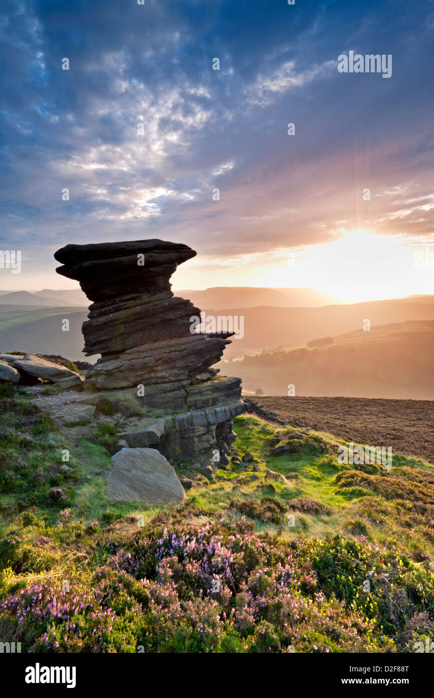 La cantina di sale di formazione di roccia sul bordo Derwent al tramonto, il Parco Nazionale di Peak District, Derbyshire, England, Regno Unito Foto Stock