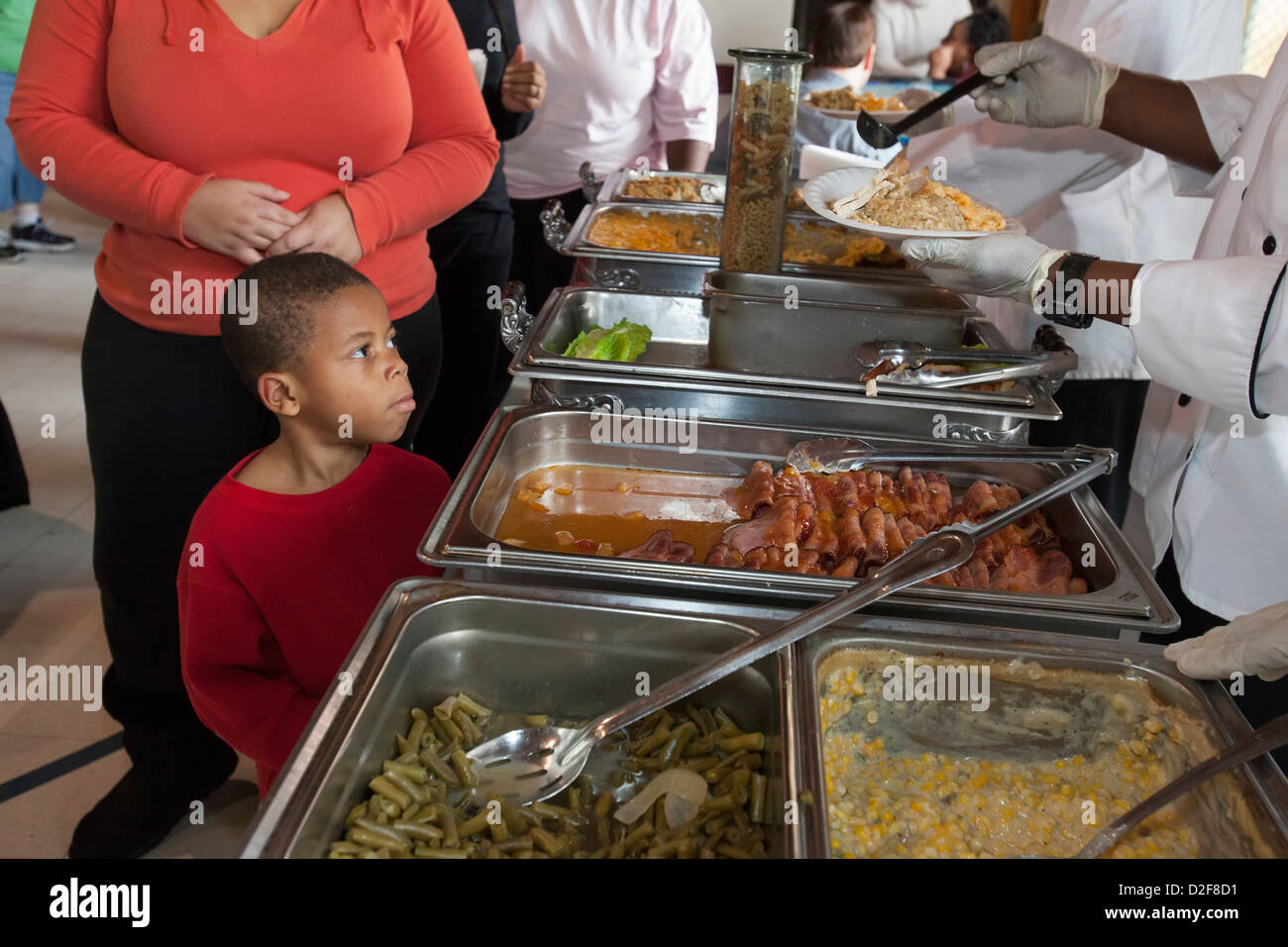 Detroit, Michigan - un pasto viene servito ai residenti di un esercito della salvezza di rifugio per i senzatetto le donne e i bambini. Foto Stock