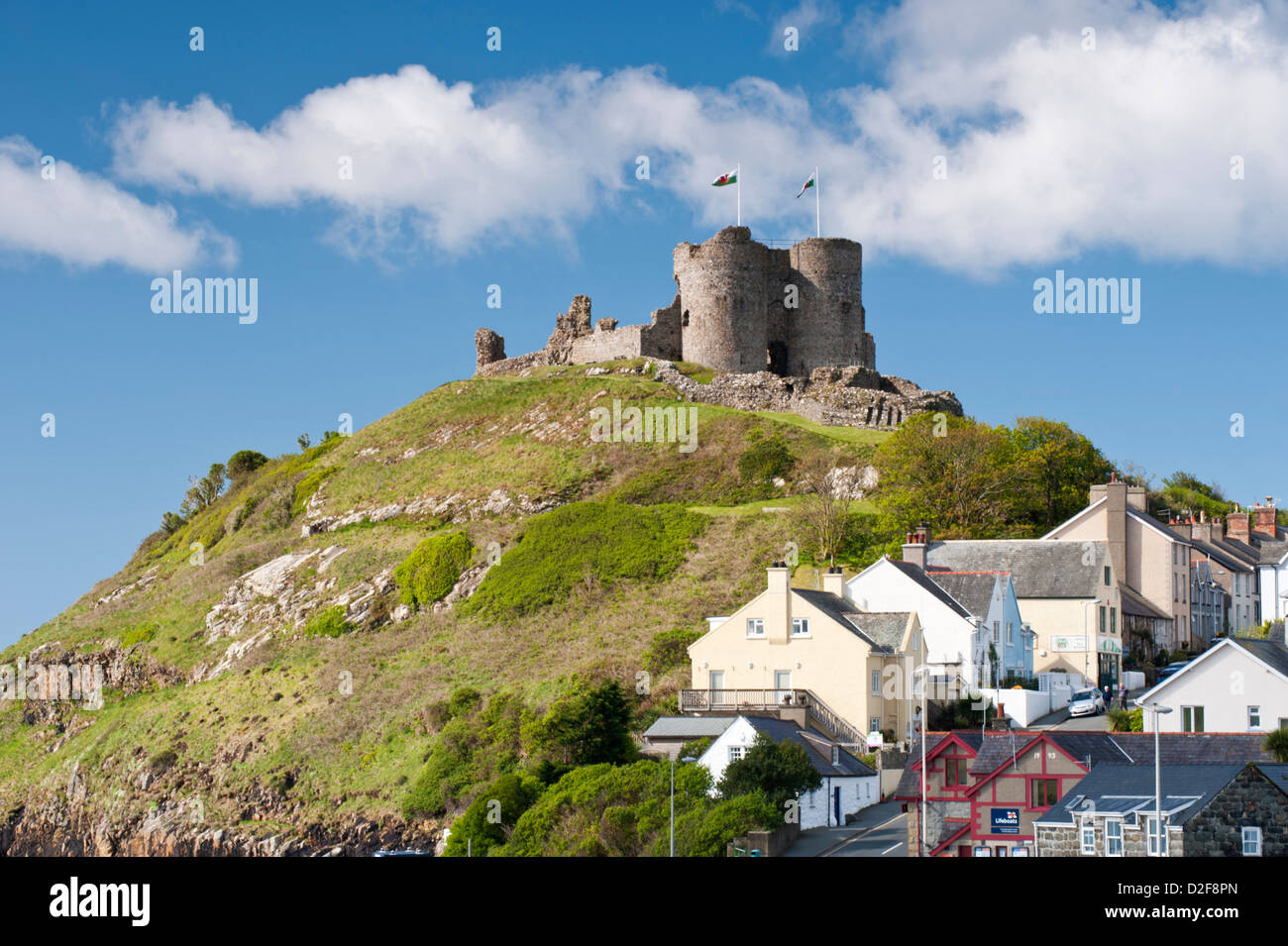 Criccieth Castle sopra la città di Belfast, Gwynedd, Galles del Nord, Regno Unito Foto Stock