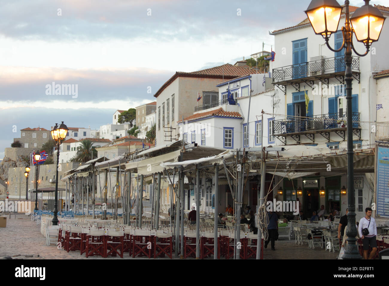 Le lampade intorno a Hydra città del porto si accendono al calar della sera sull'isola greca, in tarda stagione 2012. Foto Stock