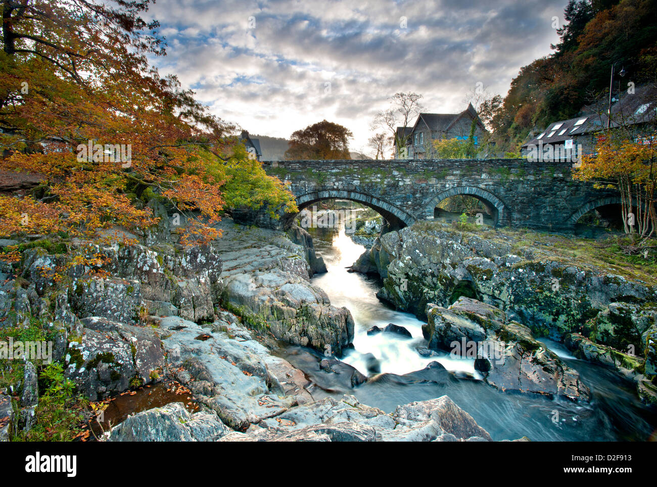Pont-y-coppia ponte e fiume Llugwy in autunno, Betws-y-Coed, Borough di Conwy, Snowdonia National Park, North Wales, Regno Unito Foto Stock