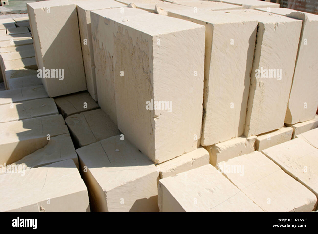 Questi grandi blocchi di calcare sono utilizzati dai maltesi per edilizia. Essi sono impilati in cantiere pronto per l'uso Foto Stock